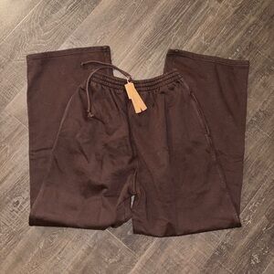 SKIMS espresso Boyfriend Fleece Sweatpants.